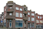 Hoek met de Burgemeester v.d. Kroonstraat (links). ~~~copyright Paul Paris ~~~
              <br/>
              Paul Paris, 5 mei 2017